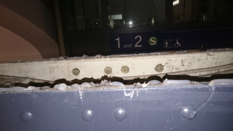 Verbotene Klebepaste am Bahnhof Witten